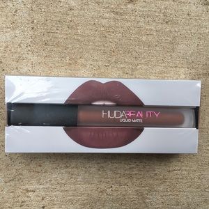 Huda Beauty Liquid Matte in “Flirt”
